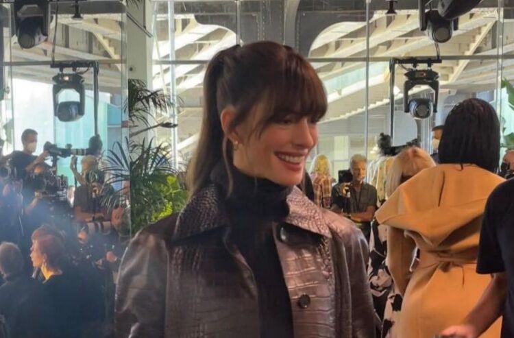 Anne Hathaway se vistió como Andy Sachs de El Diablo Viste a la Moda para la New York Fashion Week