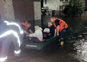 (VIDEOS) Rusia bombardeó una represa ucraniana y provocó la inundación de la ciudad natal de Zelensky