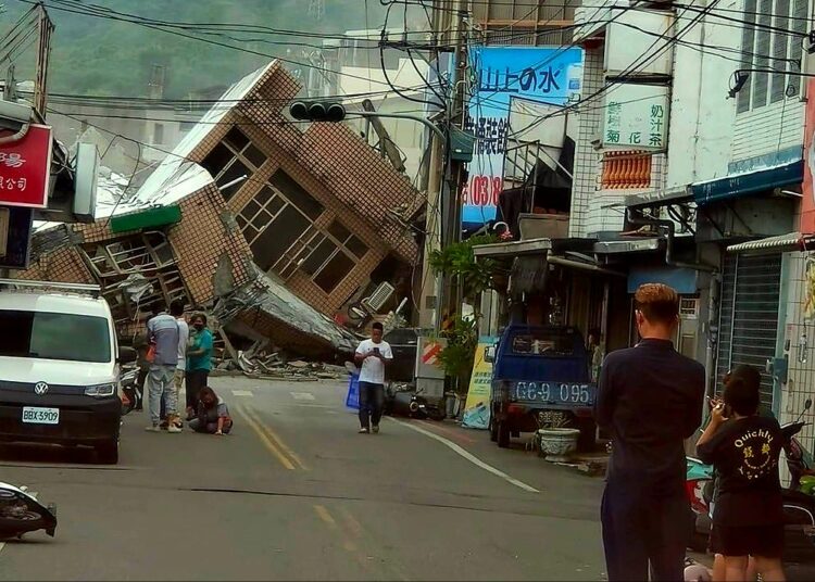 (VIDEOS) Un fuerte terremoto de magnitud 6.8 hizo temblar Taiwán, colapsaron edificios y puentes