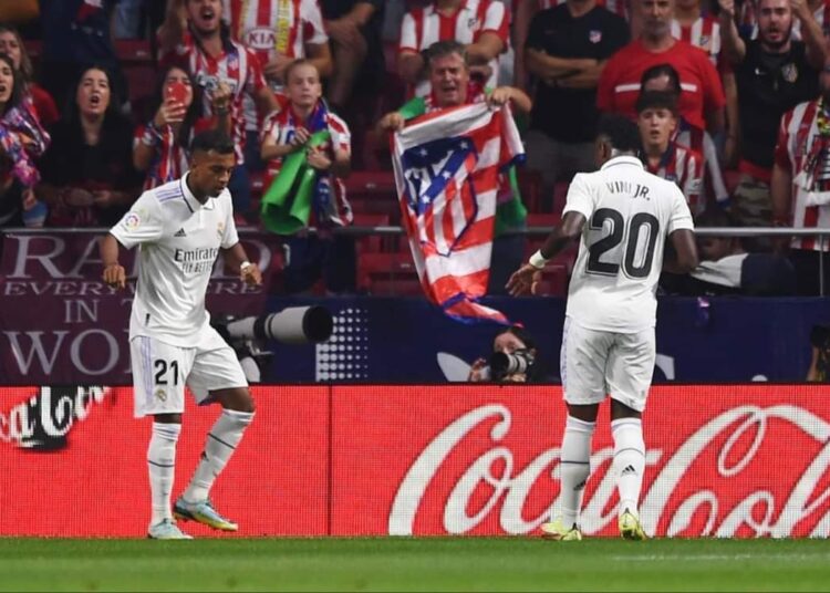 El Real Madrid ganó 2-1 al Atlético de Madrid y sigue líder