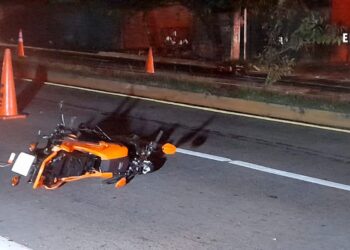 Joven motociclista pierde la vida tras impactar con un automóvil 