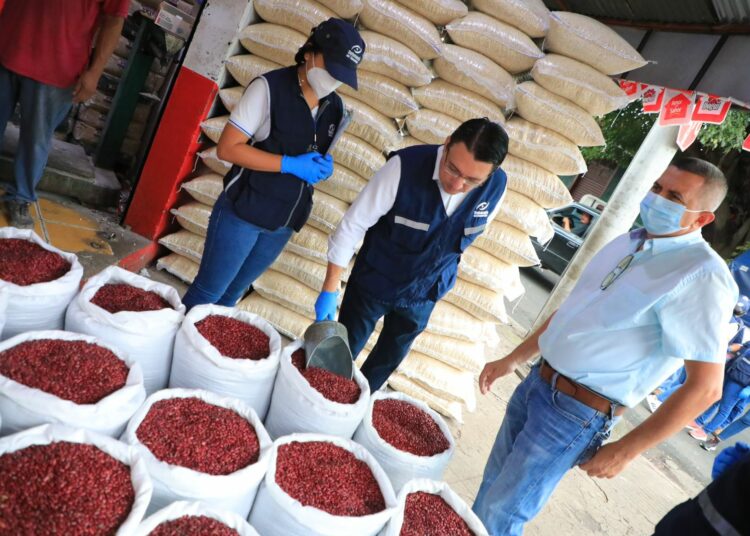 Defensoría del Consumidor continúa verificando los precios de la canasta básica