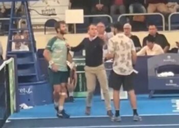 (VIDEO) Golpes y raquetazos así fue la insólita pelea entre dos tenistas al terminar un partido