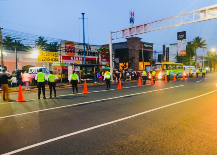 VMT y PNC realizan control vehicular en alameda Roosevelt para verificar el cumplimiento del reglamento de tránsito