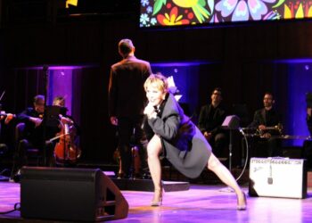 (VIDEO) Alejandra Guzmán es hospitalizada de emergencia tras sufrir caída en pleno concierto