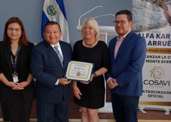 Alfa Karina recibió reconocimiento en Estados Unidos