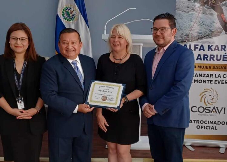 Alfa Karina recibió reconocimiento en Estados Unidos