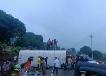 Nueve personas lesionadas deja vuelco de bus cerca del desvío de Sacacoyo 