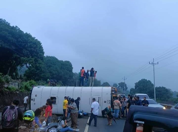 Nueve personas lesionadas deja vuelco de bus cerca del desvío de Sacacoyo