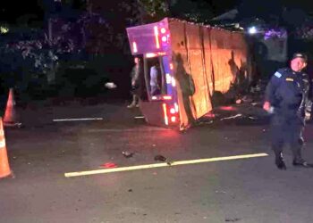 Dos personas mueren tras impactar con una rastra en la carretera Litoral 