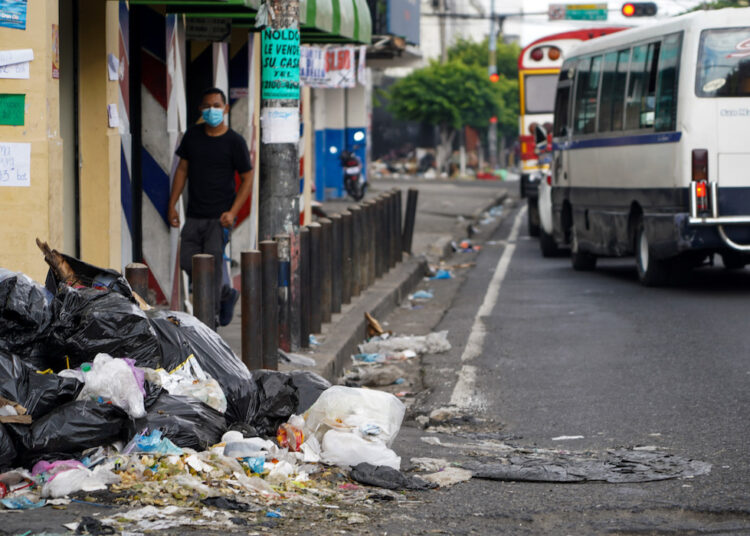 Alcaldía de San Salvador impondrá multas hasta por $2,200 a quienes arrojen basura en las calles