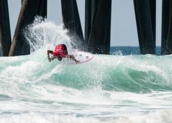 Bryan Pérez avanza en los ISA World Surfing Games 2022
