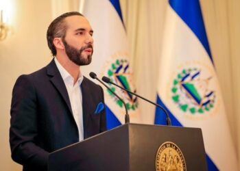 El 94 % de los salvadoreños votarían por reelección de Bukele, según encuesta de TResearch International