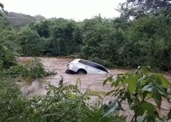 VIDEO | Una familia fue arrastrada al interior de una camioneta en la quebrada del cantón Pavana de La Unión