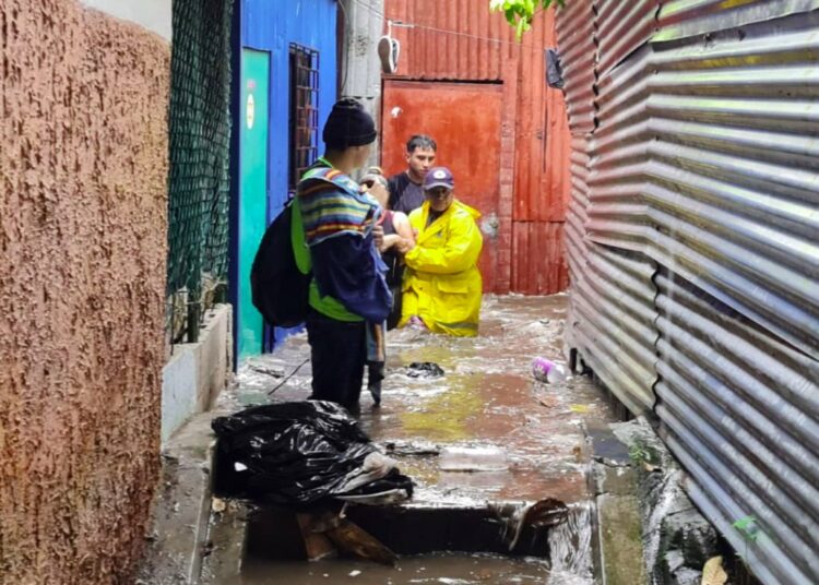 Alcaldía de San Salvador evacua a habitantes de comunidad Las Palmas debido a lluvias e inundaciones en la zona