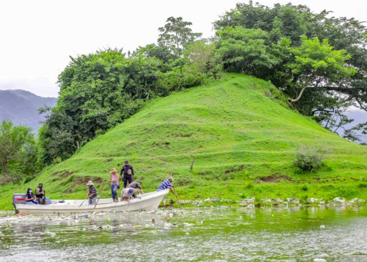 La CEL realizó jornada de limpieza en el embalse del Cerrón Grande