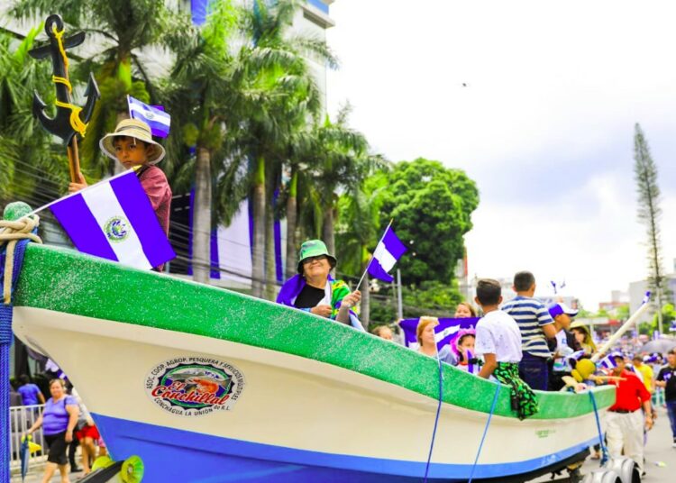 Más de 180 pescadores de La Unión participaron por primera vez en el desfile cívico
