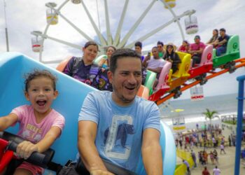 Turistas nacionales y extranjeros disfrutan día de asueto y visitan Sunset Park