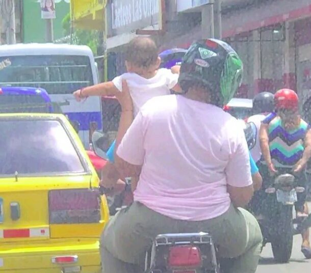 VMT sancionó a motociclista que conducía sin licencia y arriesgaba la vida de un bebé