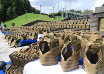 Entregan 1,000 chalecos antibalas y 150 cascos balísticos a Fuerza Armada
