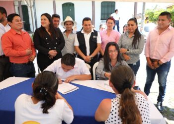 Madres solteras en Cuscatlán firmaron sus contratos laborales