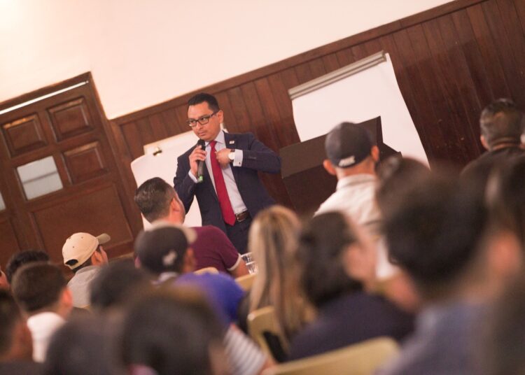 SSF brinda educación financiera a salvadoreños con trabajo temporal en el exterior