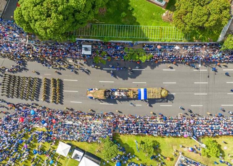 (IMÁGENES) Así viven los salvadoreños el desfile de la independencia patria