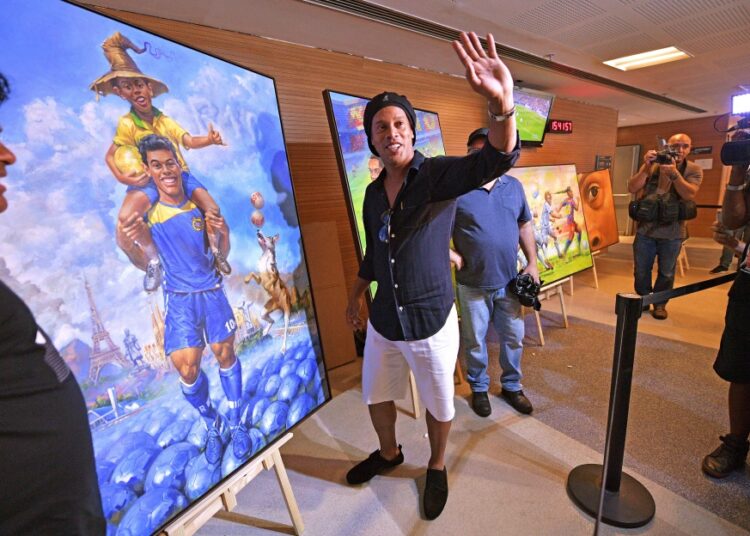 (VIDEO) A Ronaldinho no le gustó que un grupo de jóvenes le lanzaran un ‘caño’