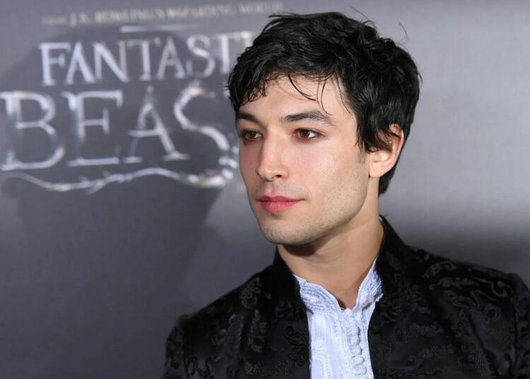 Ex novia de Ezra Miller dice que abusó psicológicamente de ella durante años