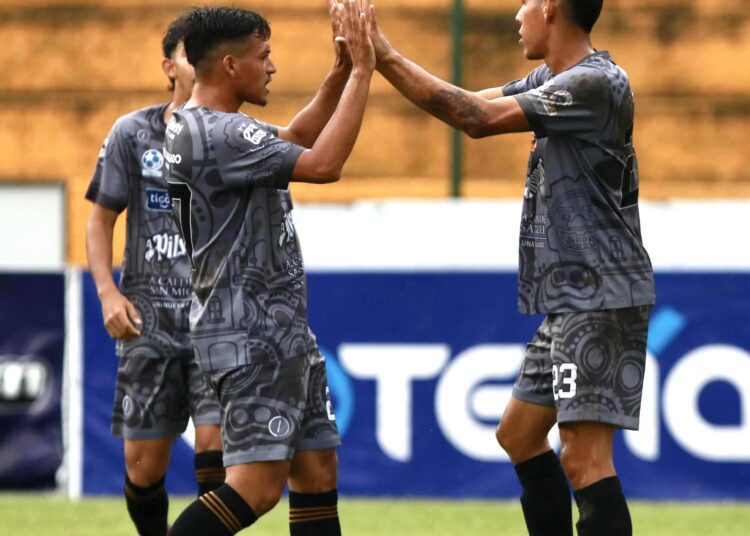 San Miguel golea y se mantiene en la lucha por el liderato de la LNF