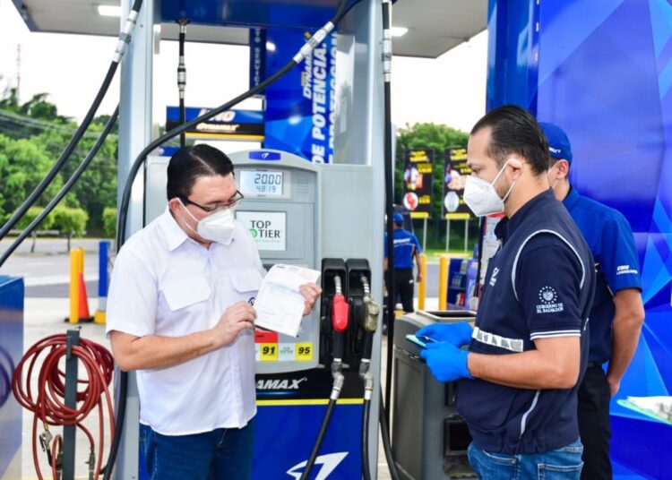 Defensoría inspecciona precios de combustibles en gasolineras de San Salvador