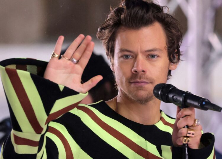 (VIDEO) Harry Styles besa a Nick Kroll en Festival de Venecia