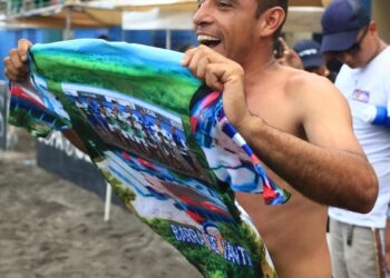 Homer Velásquez hace historia en la Liga de Fútbol Playa