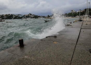 El huracán Kay se intensifica a categoría 2 en su trayectoria hacia Baja California y deja ya siete muertos