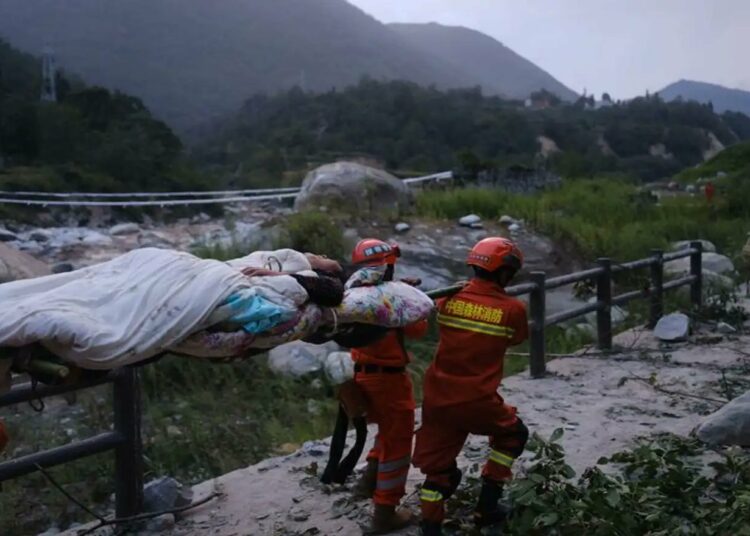 Ya son más de 74 muertos y 250 los lesionados luego del terremoto en el centro de China