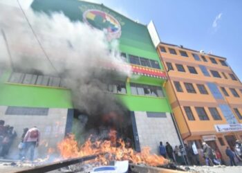 Cocaleros se toman e incendian sede de «mercado paralelo» en Bolivia