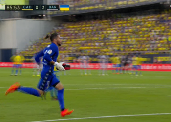 (VIDEOS) Dramático momento en el que el arquero argentino del Cadiz, lleva un desfibrilador a la tribuna para salvar la vida de un fanático