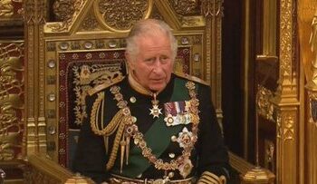 (VIDEOS) Se viralizó el polémico gesto de Carlos III durante la firma de su proclamación como rey