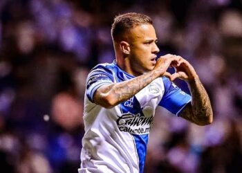 (IMÁGENES FUERTES) Gustavo Ferrareis padeció un grave lesión durante el partido de Chivas vs Puebla