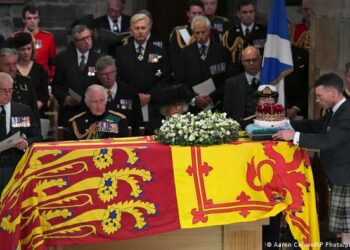 El avión que transportaba el ataúd de la reina Isabel II rompe el récord mundial de rastreo de vuelo