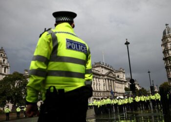 Hombre apuñala a dos policías en el centro de Londres