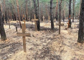 Descubren 440 tumbas en Izium, ciudad recuperada a los rusos