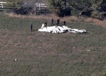Tres personas mueren al chocar dos avionetas en el aire en Colorado
