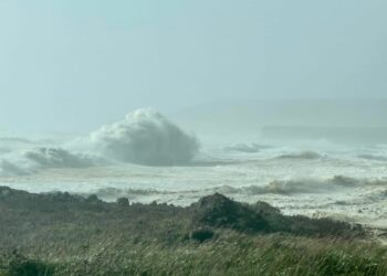 Una poderosa tormenta provoca inundaciones históricas, vientos dañinos y cortes de energía en Alaska