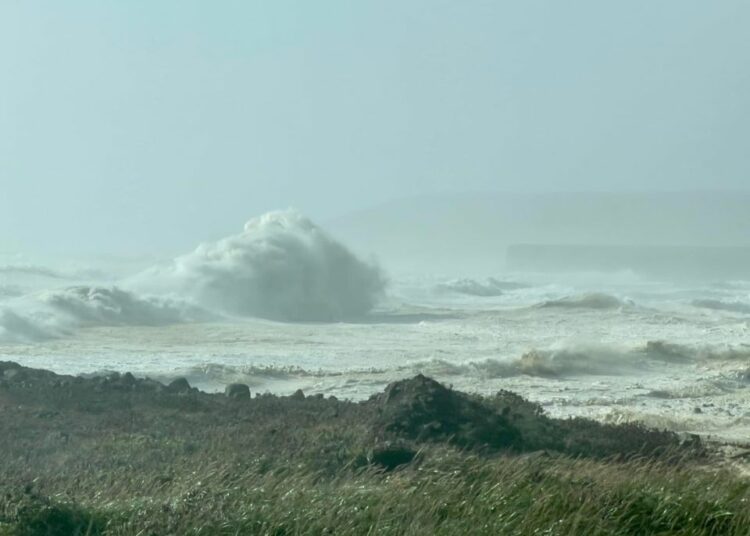 Una poderosa tormenta provoca inundaciones históricas, vientos dañinos y cortes de energía en Alaska