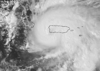 (VIDEOS) El huracán Fiona tocó tierra y dejó sin electricidad a toda la isla de Puerto Rico