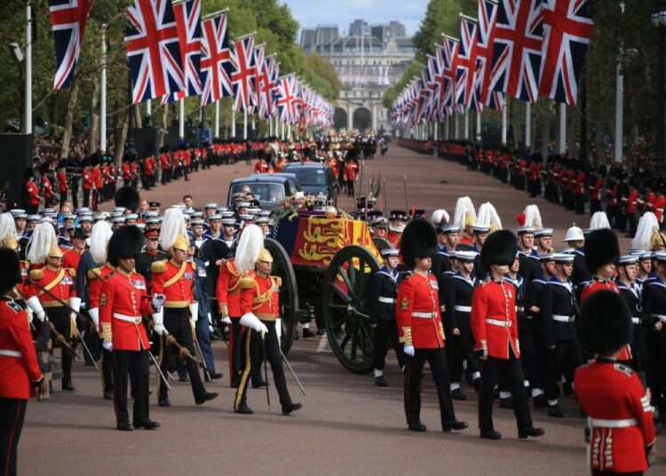 Isabel II sepultada a puerta cerrada en cripta real en capilla de San Jorge en Windsor
