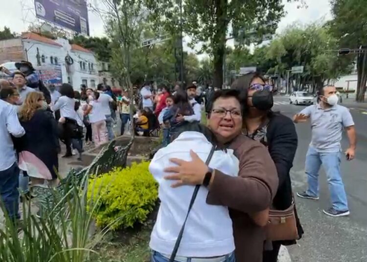 Subió a dos el número de muertes tras el sismo de 7.7 en Colima, México