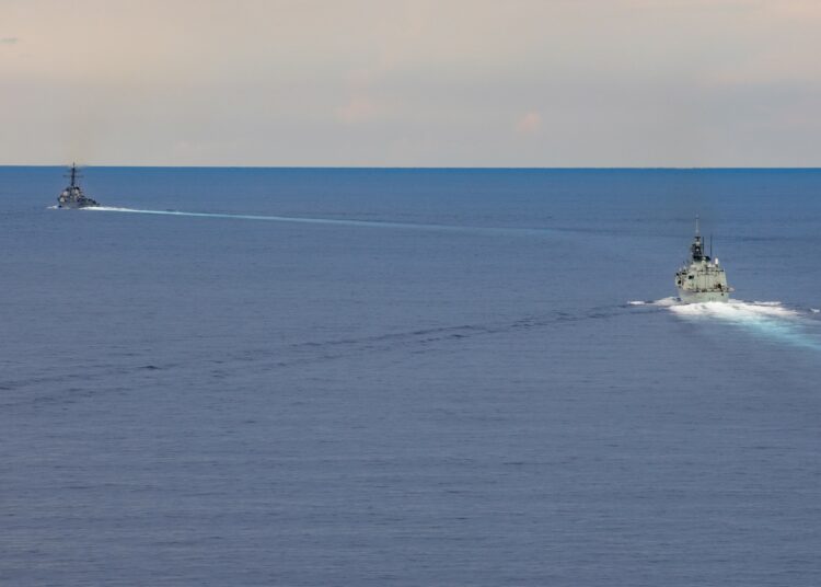 Buques de guerra de EEUU y Canadá navegaron el Estrecho de Taiwán tras promesa de Biden de defender la isla