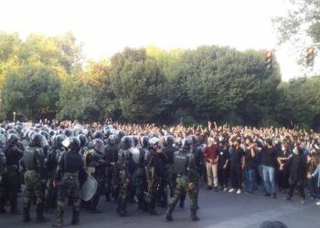 Crecen protestas en Irán por la muerte de una mujer por llevar mal el velo islámico